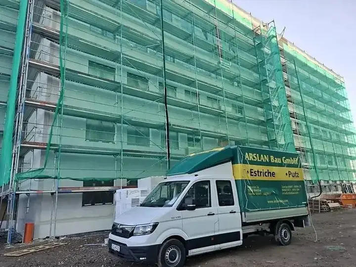 Baustelle mit Gerüst und Fahrzeug der Arslan Bau GmbH
