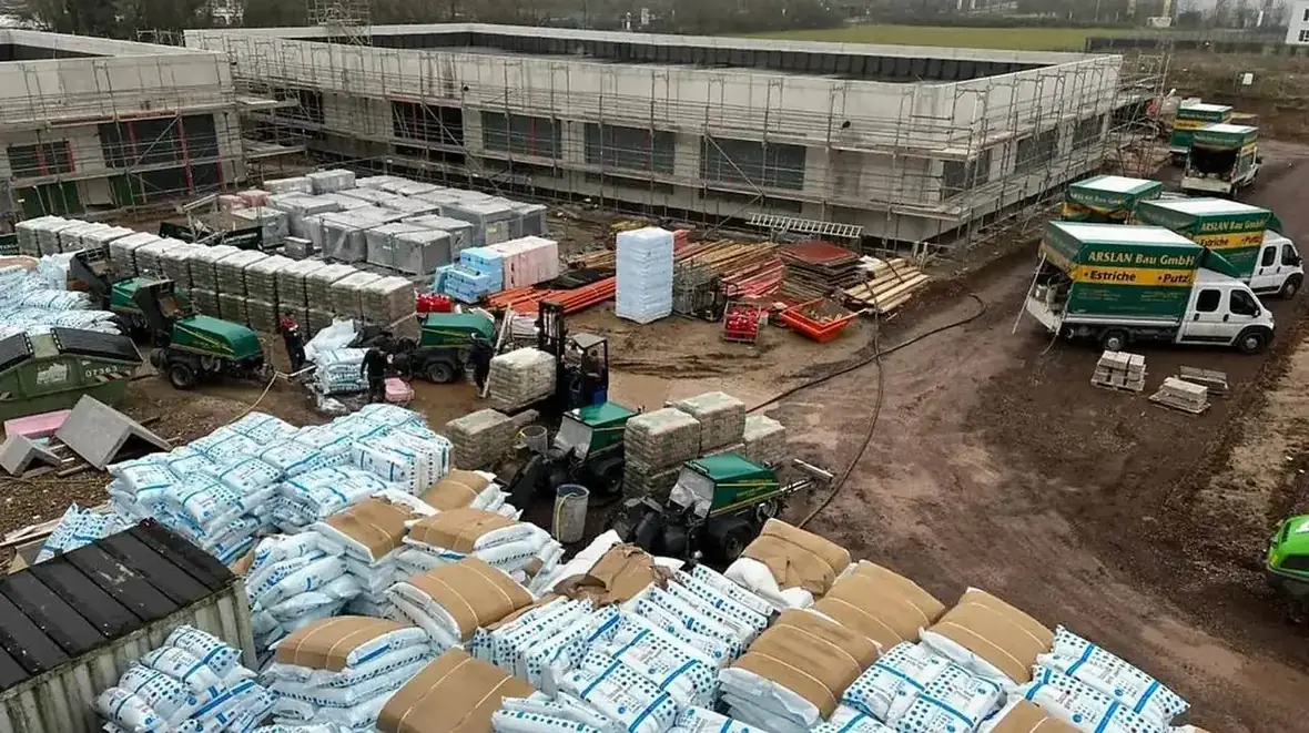 Großbaustelle mit Materiallager und Fahrzeugen der Arslan Bau GmbH
