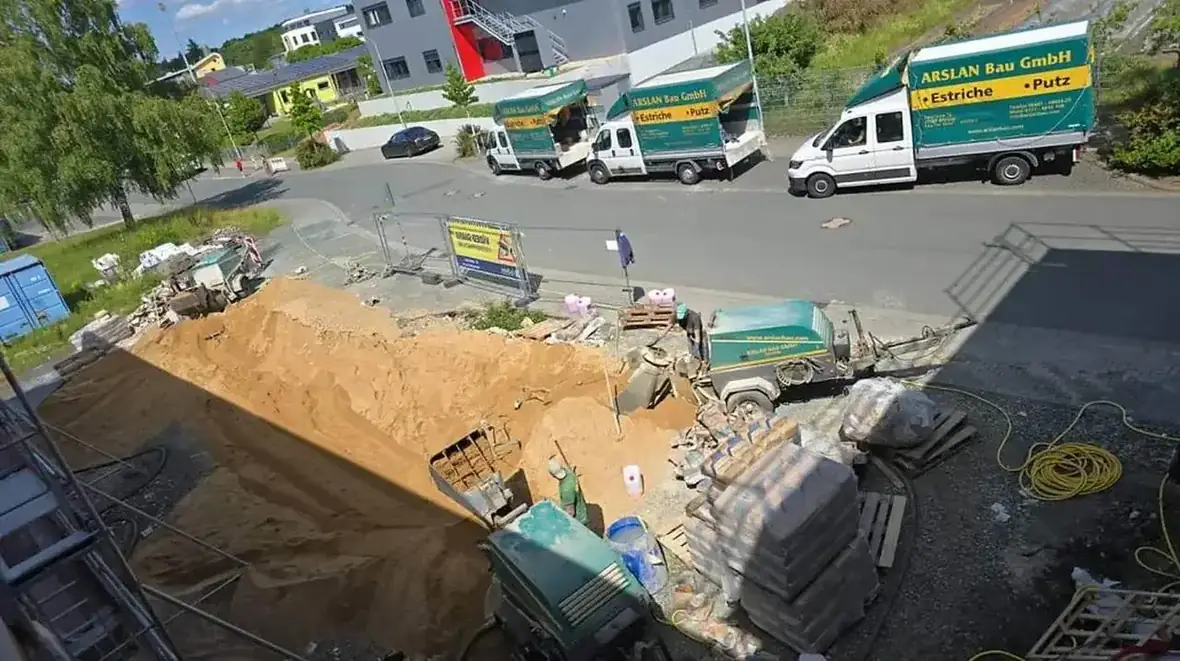 Baustelle mit Estrichfahrzeugen aus der Luft
