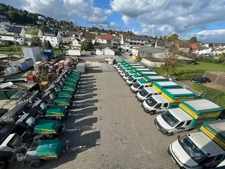 Betriebshof mit Fuhrpark aus der Luft