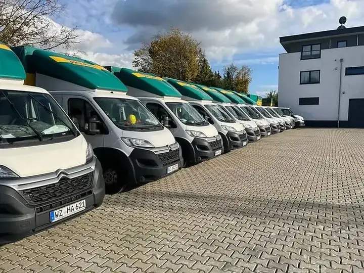 Transporter der Arslan Bau GmbH vor dem Lager