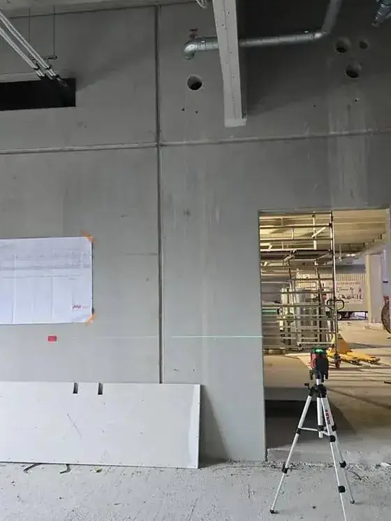 Nivelliergerät in einer Halle