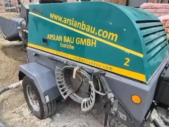 Estrichpumpe im Einsatz auf der Baustelle