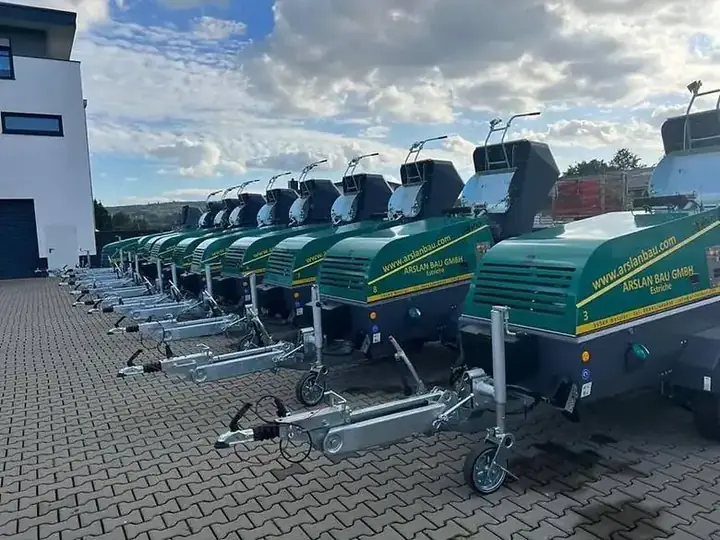 Reihe von Estrichpumpen auf dem Betriebshof
