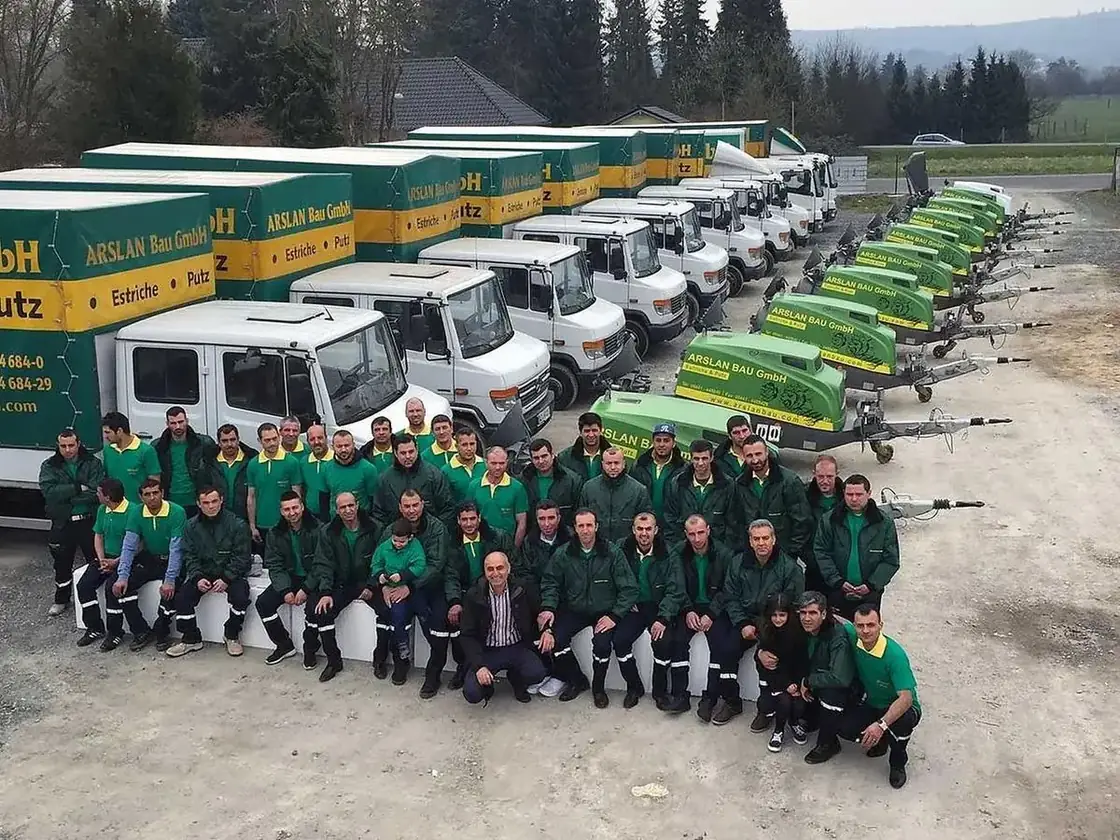 Das Team der Arslan Bau GmbH vor dem Fuhrpark
